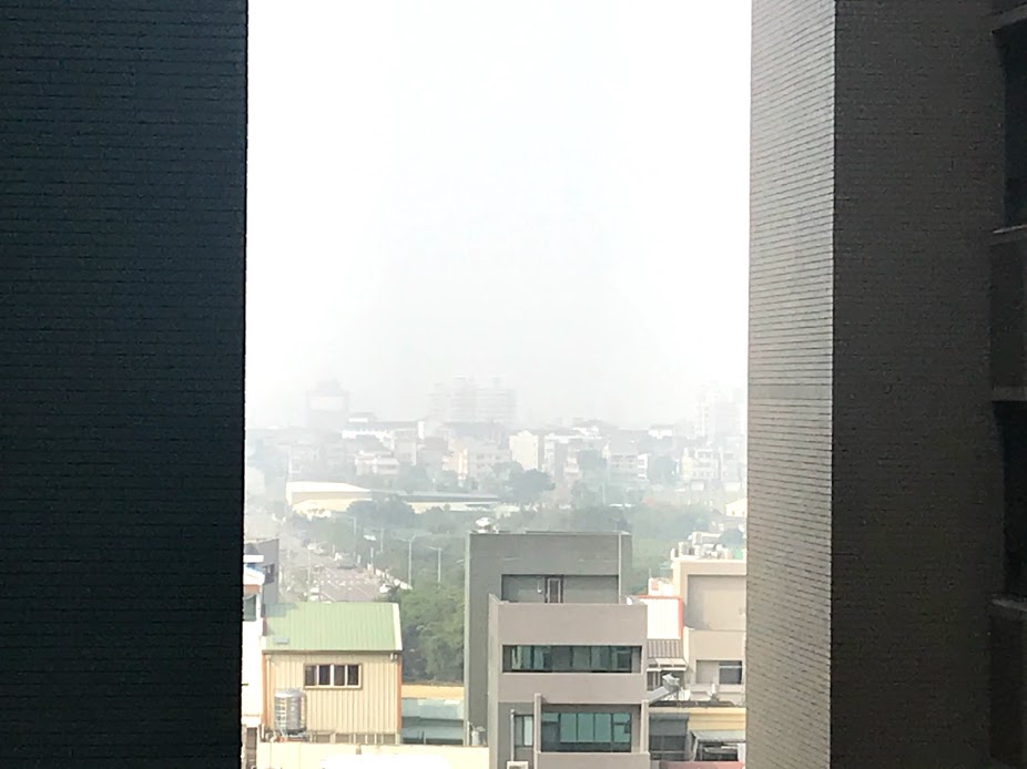 台中市。大気汚染がひどくて遠くのビルが見えない。