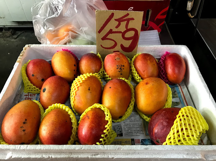 市場のマンゴー